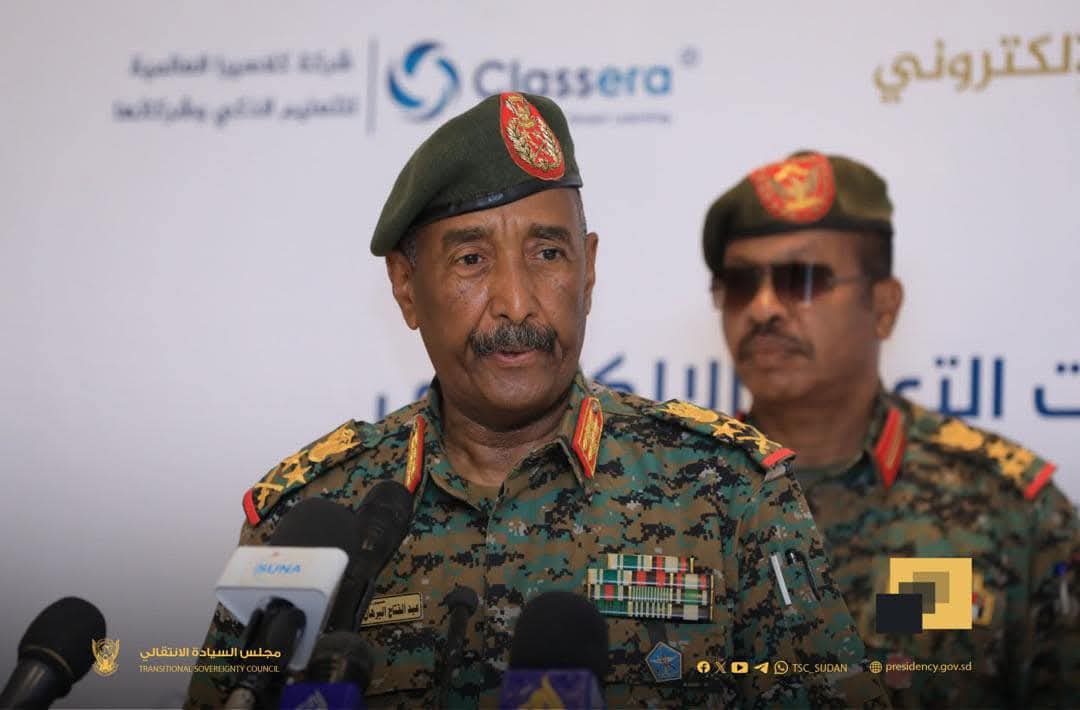 البرهان ينفي التواصل مع “قحت” ويؤكد: لا مكان لحمدوك