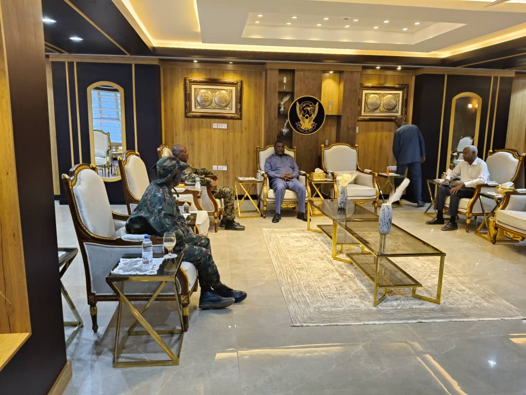 رصاص يزور مطار بورتسودان ويثمن جهود القوات النظامية والمدنيين