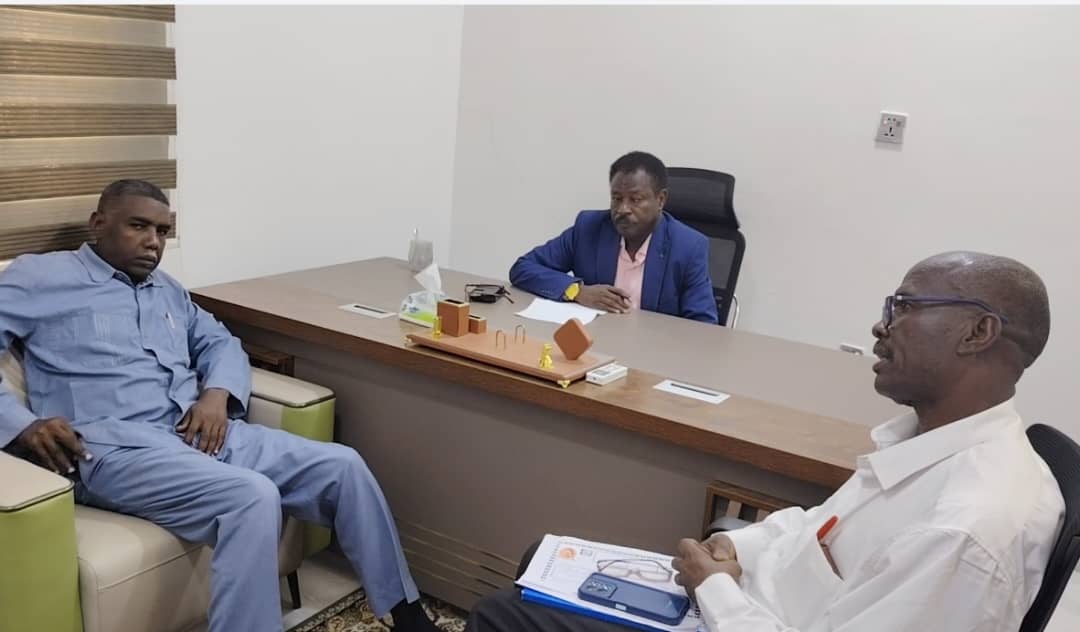 والي جنوب دارفور يثمّن جهود وزارة التربية في إنجاح امتحانات الشهادة السودانية للاجئين بتشاد ويحمّل الدعم السريع مسؤولية تدمير التعليم.