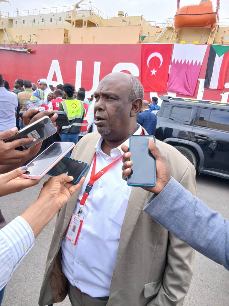 استلم  (160) الف طن من المساعدات رئيس الهلال الأحمر السوداني  يعد بتوزيعها في (13) ولاية